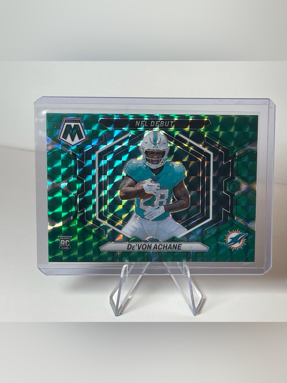2023 Panini Mosaic #ND-8 De'Von Achane NFL Debut Green Prizm Rookie Card.